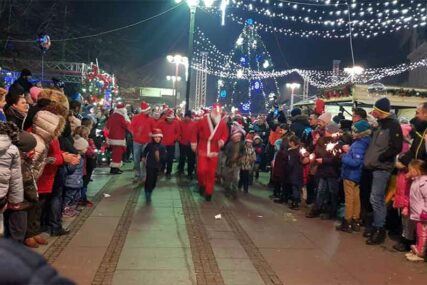 SVE ZA PLEMENITI CILJ Prva trka Djeda Mrazeva u Brčkom, najmlađi učesnik BEBA OD DEVET MJESECI