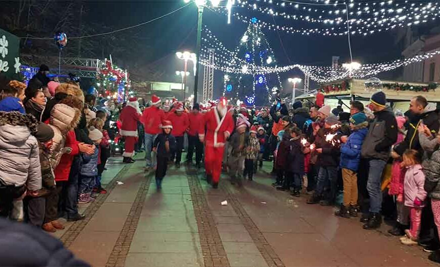 SVE ZA PLEMENITI CILJ Prva trka Djeda Mrazeva u Brčkom, najmlađi učesnik BEBA OD DEVET MJESECI