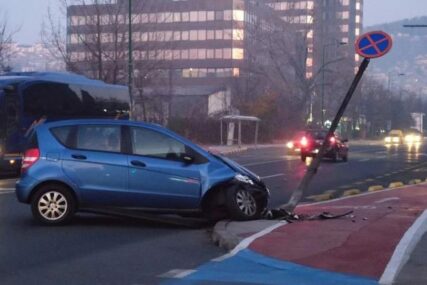 TEŠKO BUĐENJE Automobil se zabio u saobraćajni znak u Sarajevu