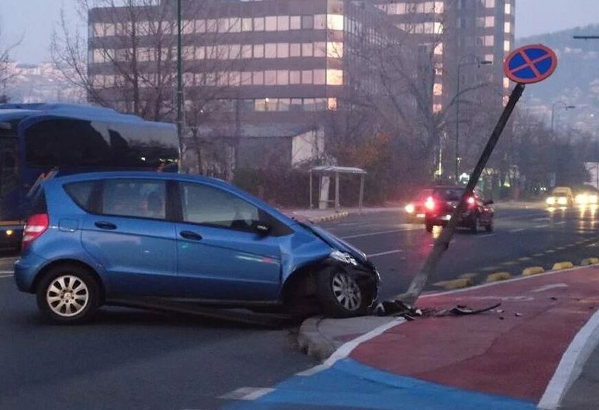 TEŠKO BUĐENJE Automobil se zabio u saobraćajni znak u Sarajevu
