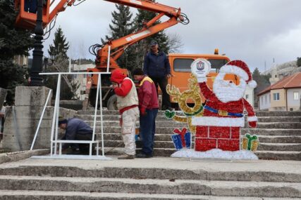 Gačanima stigao i Djeda Mraz: Opštinske vlasti čestitaju Novu godinu