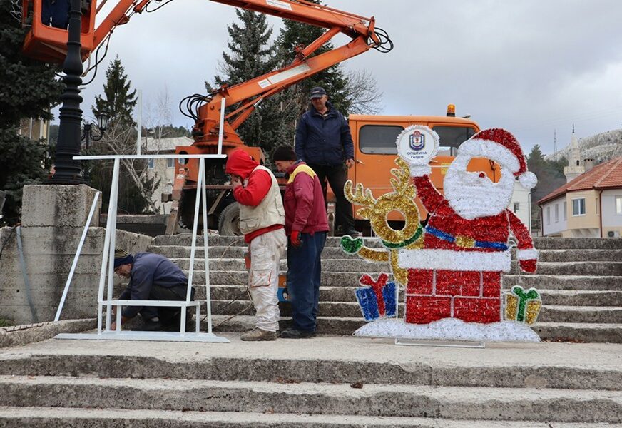 Gačanima stigao i Djeda Mraz: Opštinske vlasti čestitaju Novu godinu