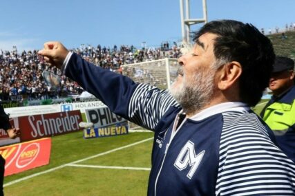 PROMAŠAJ OBORIO TRENERA Maradona pao kao pokošen (VIDEO)