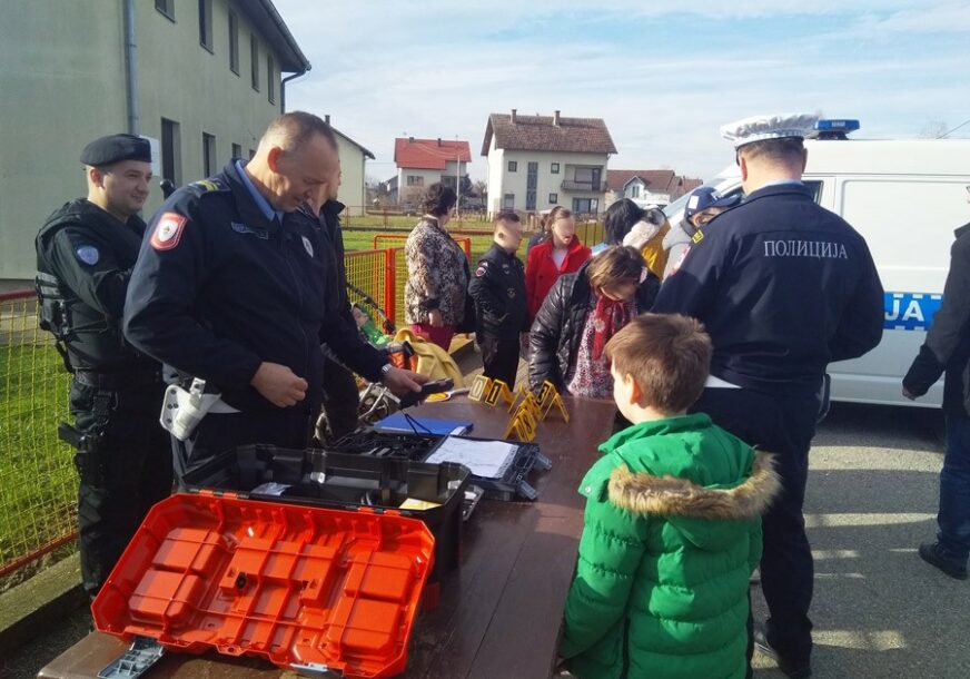 OBRADOVALI MALIŠANE Policajci iz Gradiške uručili paketiće djeci sa poteškoćama u razvoju