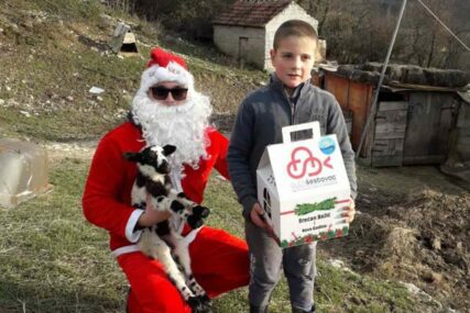 RADOST ZA MALIŠANE U BILEĆI Hercegovački Djed Mraz obilazi sela