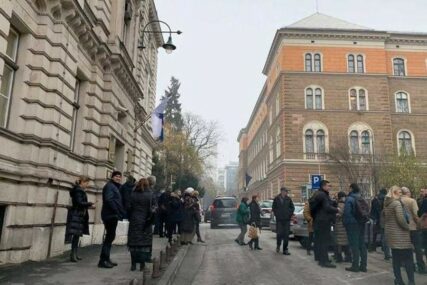 NA TERENU POLICIJA Evakuacija zbog dojave o bombi u zgradi Vlade Kantona Sarajevo