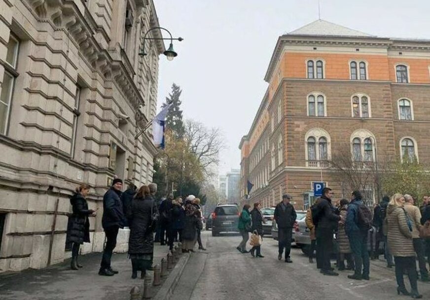 NA TERENU POLICIJA Evakuacija zbog dojave o bombi u zgradi Vlade Kantona Sarajevo