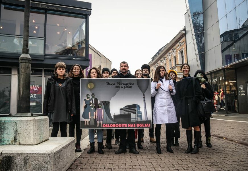 S VREĆAMA UGLJA NA LEĐIMA KROZ GOSPODSKU Ekolozi upozorili da je BiH šampion zagađenja