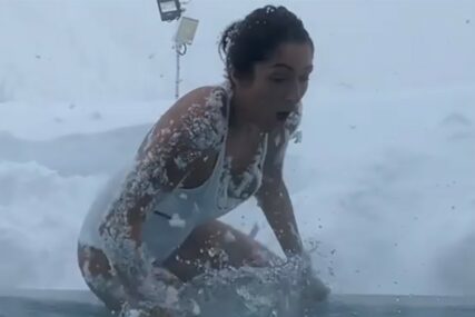 PRKOSI ZIMI Atraktivna Hana u bikiniju legla u snijeg (VIDEO)