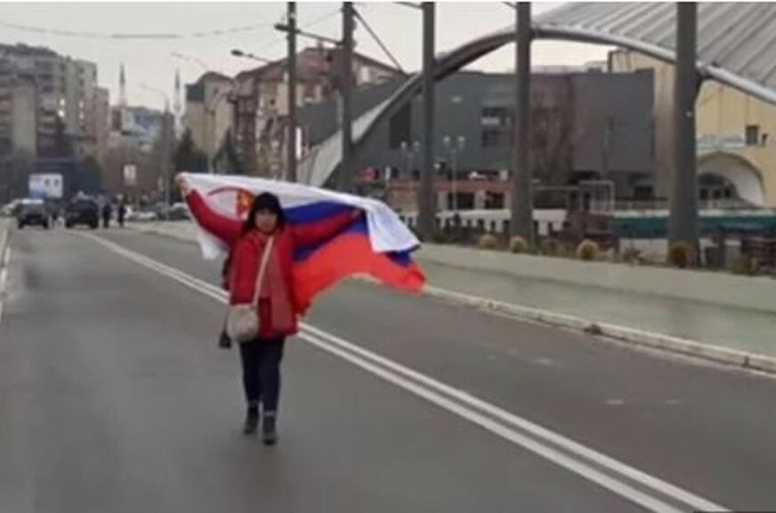 Žena u južni dio Kosovske Mitrovice krenula SA SRPSKOM ZASTAVOM, zaustavili je i UHAPSILI (VIDEO)