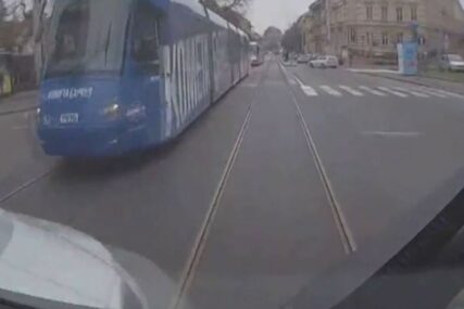 NESAVJESNI SREĆNIK Projurio kroz crveno, pa se zaglavio između tramvaja (VIDEO)