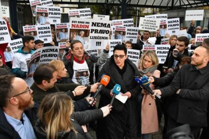 "POTPIŠITE NASTAVAK LIJEČENJA NADIN" Protest ispred Kliničkog centra u Sarajevu zbog teško bolesne djevojčice