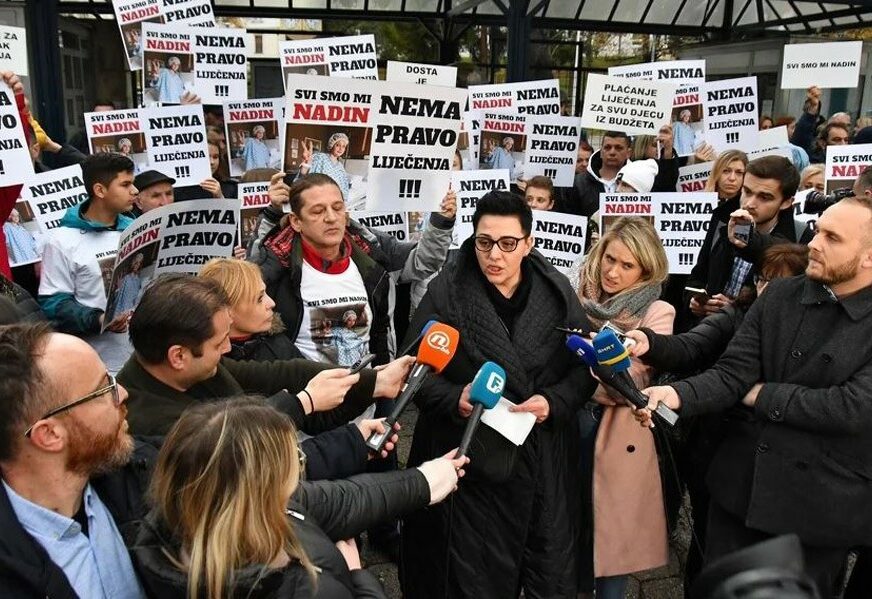 "POTPIŠITE NASTAVAK LIJEČENJA NADIN" Protest ispred Kliničkog centra u Sarajevu zbog teško bolesne djevojčice