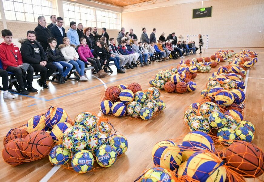 Školama podijeljene lopte za sportske sekcije