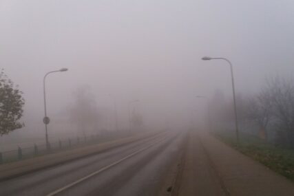 VOZAČI, BUDITE OPREZNI! Magla na području Doboja, Sarajeva i uz rijeku Drinu