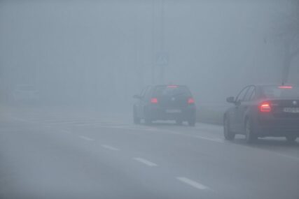 VOZAČI, BUDITE NA OPREZU! Jutarnja magla smanjuje vidljivost na putu