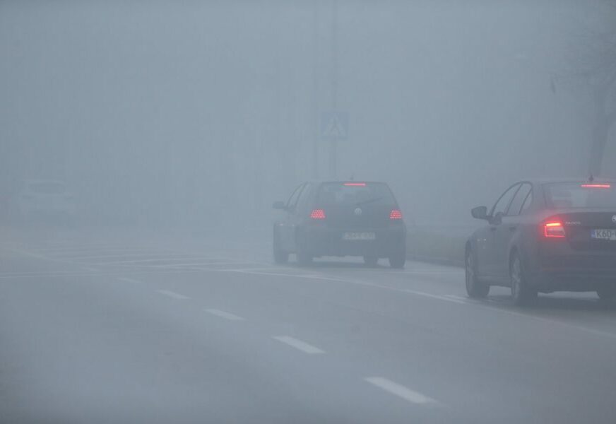VOZAČI, BUDITE NA OPREZU! Jutarnja magla smanjuje vidljivost na putu