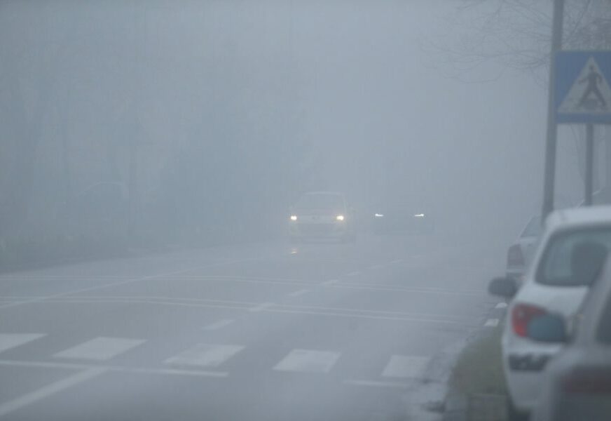BUDITE OPREZNI ZA VOLANOM Magla smanjuje vidljivost, kolovozi vlažni i klizavi