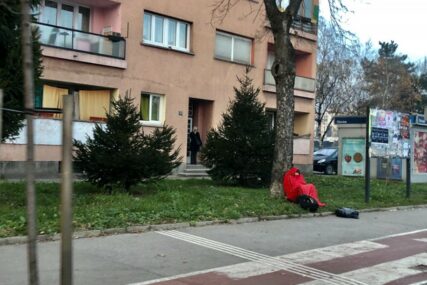 OVI LJUDI TEŠKO ŽIVE Uprkos velikoj hladnoći migrant zaspao nasred trotoara (FOTO)