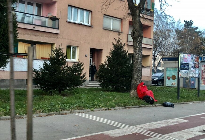 OVI LJUDI TEŠKO ŽIVE Uprkos velikoj hladnoći migrant zaspao nasred trotoara (FOTO)