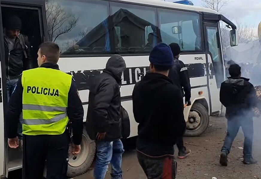 NAPETO U VUČJAKU Kamp se ne raspušta, policija dovozi migrante, oni se vraćaju u Bihać (VIDEO)