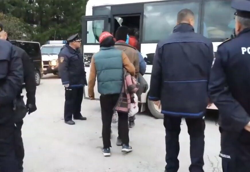 AKCIJA POLICIJE I SPECIJALACA Migrante iz improvizovanih kampova prebacuju u Vučjak (VIDEO)