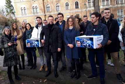 TRAŽE OBJAVLJIVANJE PROGRAMA REFORMI Mladi SDS predali više od 40.000 potpisa građana Srpske