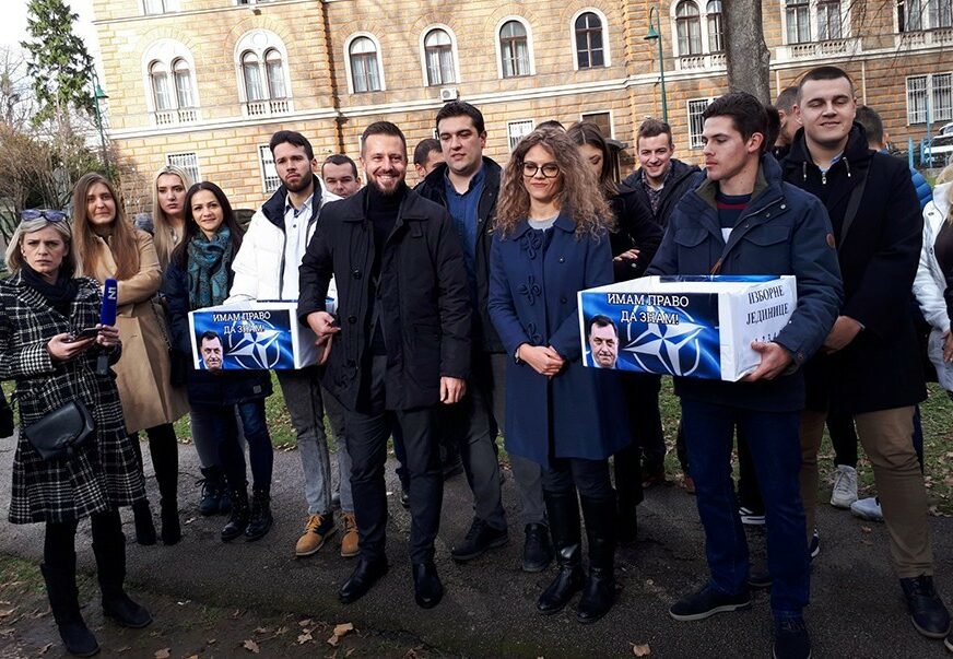 TRAŽE OBJAVLJIVANJE PROGRAMA REFORMI Mladi SDS predali više od 40.000 potpisa građana Srpske