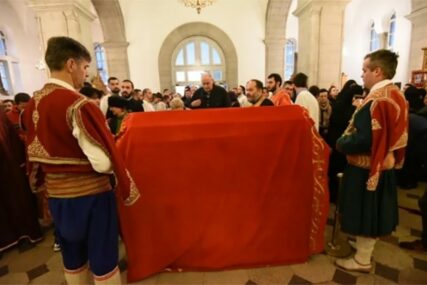 DO SADA SE POKLONILO VIŠE OD 20.000 VJERNIKA Mošti Svetog Vasilija ostaju do sutra u Nikšiću