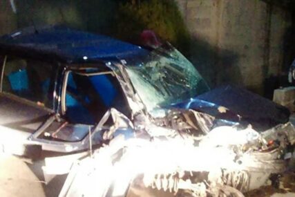 Pijani mladić bježao od policije, pa se automobilom ZABIO U ZID