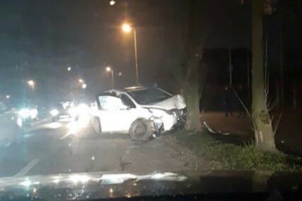 VOZAČ TRANSPORTOVAN ZA BEOGRAD Izgubio kontrolu nad autom i ZAKUCAO SE u drvo