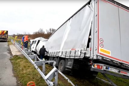NESREĆA NA AUTO-PUTU Kamion iz BiH sletio sa puta i završio u odvodnom kanalu (VIDEO)