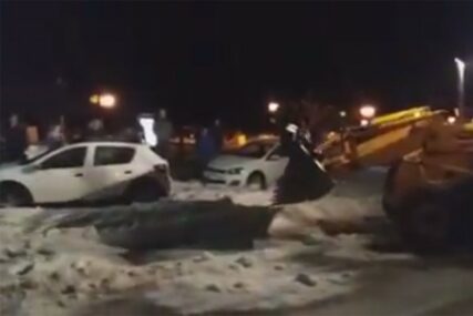 NEVRIJEME NAPRAVILO HAOS Grad padao pola sata, bageri izvačili automobile iz leda (VIDEO)