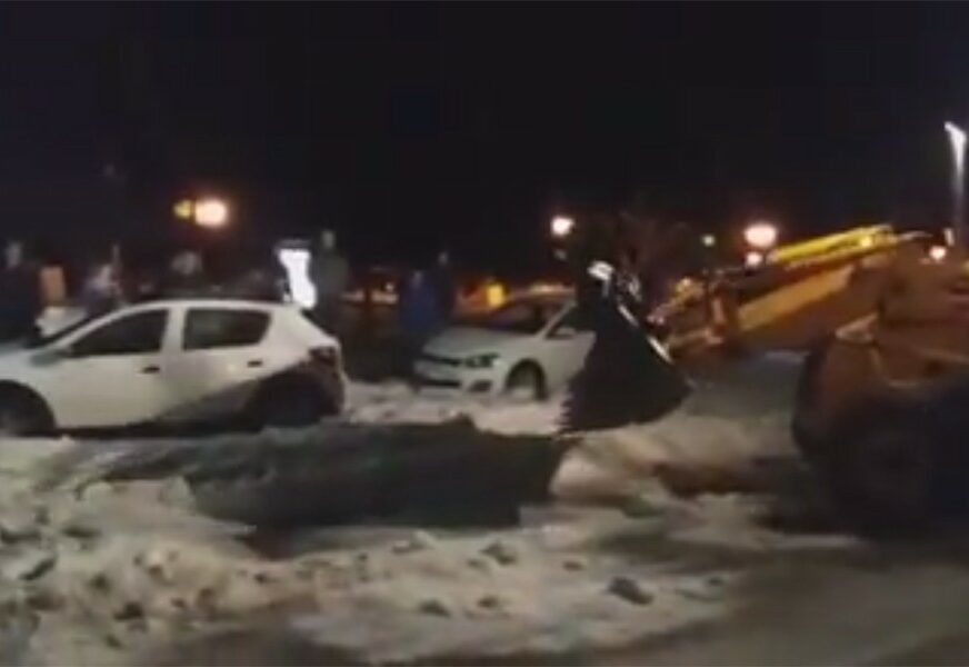 NEVRIJEME NAPRAVILO HAOS Grad padao pola sata, bageri izvačili automobile iz leda (VIDEO)