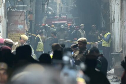 STRAŠNA TRAGEDIJA Buknuo požar u fabrici u Nju Delhiju, stradale 43 OSOBE (VIDEO)