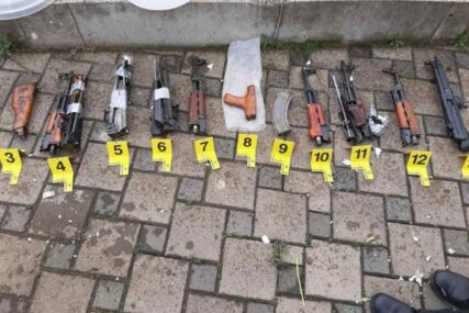 ARSENAL U BURADIMA Na granici BiH pronađeno sedam rastavljenih kalašnjikova i hekler