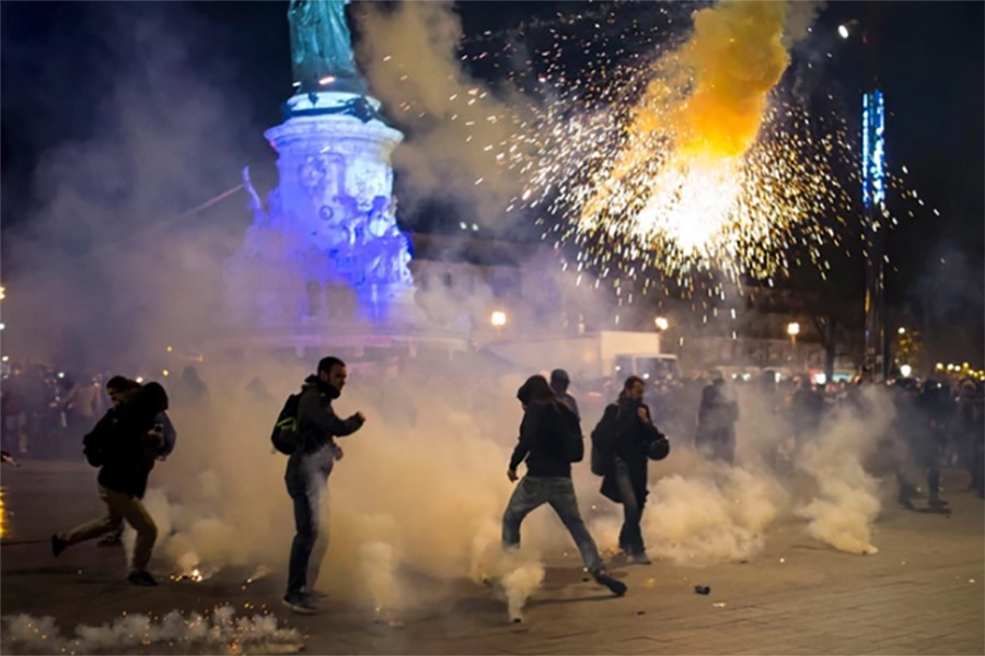 ŽESTOKI SUKOBI U PARIZU Policija upotrebila SUZAVAC, demonstranti postavili barikade