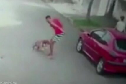 DRAMATIČAN SNIMAK Pitbul napao dijete na ulici, tragediju spriječio TATA HEROJ (VIDEO) 