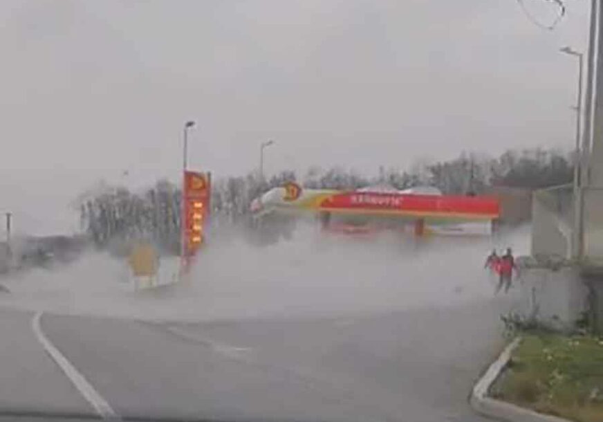 BIJEG OD KATASTROFE Vozač snimio horor scenu RASPRŠENOG PLINA trenutak prije eksplozije (VIDEO)