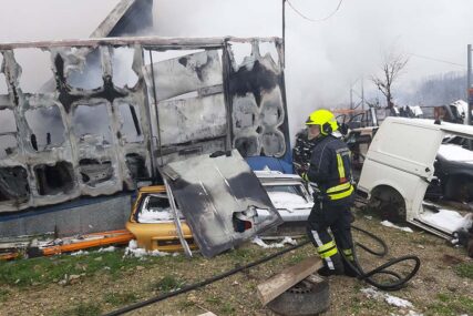 Požar PROGUTAO porodičnu kuću u Doboju: U kuhinji pronađeno UGLJENISANO TIJELO STARICE