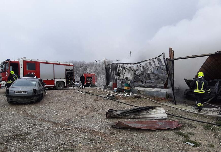 BUKTINJU GASILO SEDAM VATROGASACA Izgorjela hala auto-otpada u Banjaluci (FOTO)
