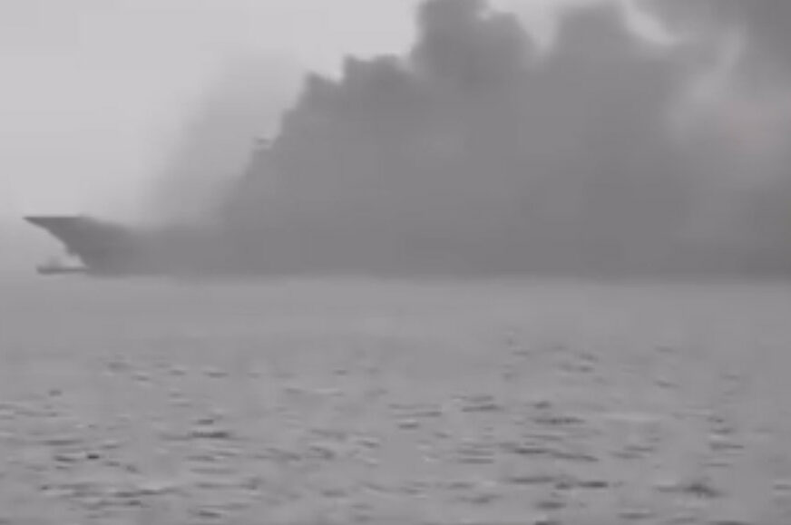 Zapalio se ruski razarač “Admiral Kuznjecov”, povrijeđene tri osobe (VIDEO)