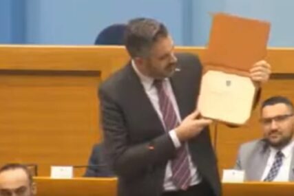 VUKANOVIĆU POSTAVIO IZAZOV Ministar Rajčević pred poslanicima pokazao SVE SVOJE DIPLOME (VIDEO)