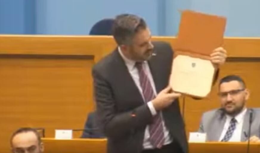 VUKANOVIĆU POSTAVIO IZAZOV Ministar Rajčević pred poslanicima pokazao SVE SVOJE DIPLOME (VIDEO)
