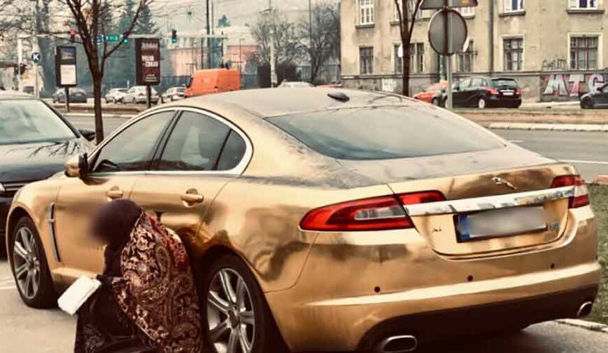 Razlike društva BiH stale u SRCEPARAJUĆU FOTOGRAFIJU: Starica PROSI pored zlatnog “jaguara”