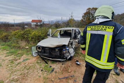 TEŽAK SUDAR Vatrogasci izvlačili povrijeđenog vozača iz smrskanog auta (FOTO)