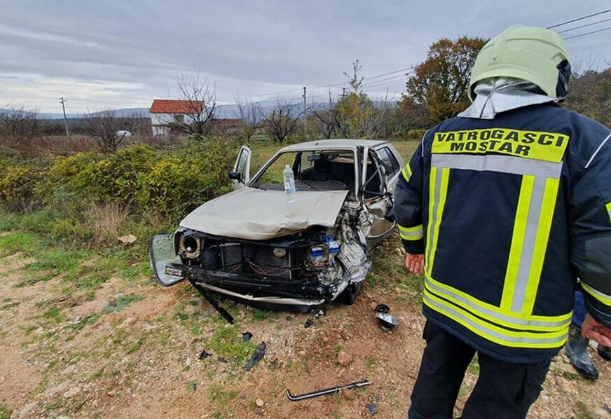 TEŽAK SUDAR Vatrogasci izvlačili povrijeđenog vozača iz smrskanog auta (FOTO)