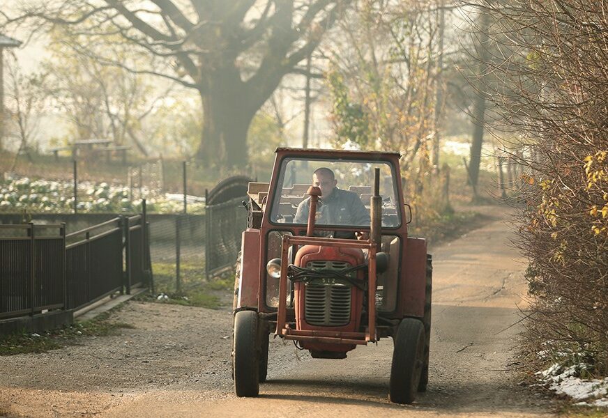 U Laktašima uhapšen vozač: Pijan traktorom sletio sa puta