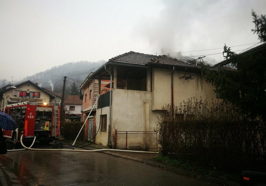 POŽAR U BANJALUCI Vatrogasci gase vatru u potkrovlju porodične kuće (FOTO)
