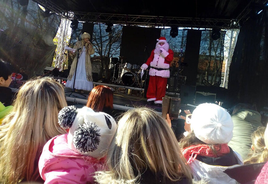 STIGLA DJEČJA NOVA GODINA Djed Mraz i Ledena Vila na jugu Srpske (FOTO)